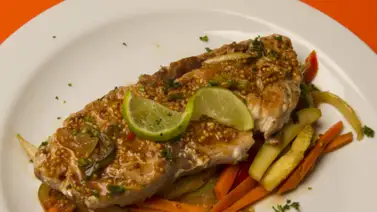 Pescado en cama de vegetales y salsa Pescado en cama de vegetales y salsa