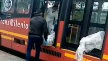 ¡Trágico! Investigan misteriosa muerte de mujer a bordo de un autobús