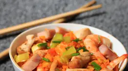 Arroz al estilo chino con camarones