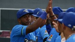 ¡Paliza guaireña! Delfines desata su poder ofensivo para pegar primero en la final de la Liga Mayor