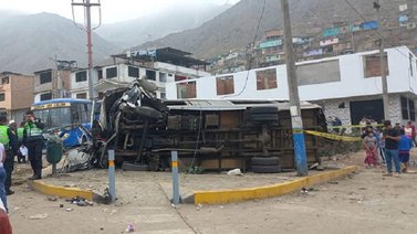 Cuatro muertos y múltiples heridos por choque de autobús