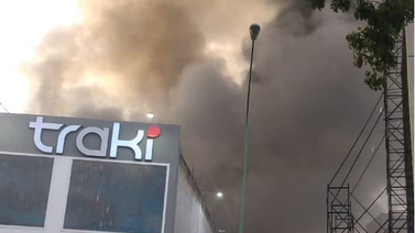 Bomberos atienden incendio en tienda Traki (+Detalles)
