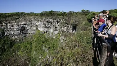 ¡Tremenda hazaña! Rescatan a un niño de ocho años de un cráter volcánico ¡Tremenda hazaña! Rescatan a un niño de ocho años de un cráter volcánico