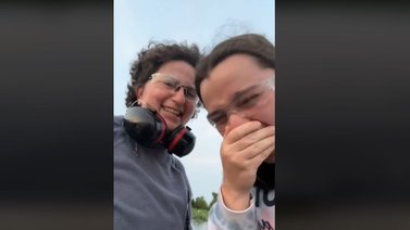 Un invitado sorprendió a dos mujeres en un pantano (+Video)