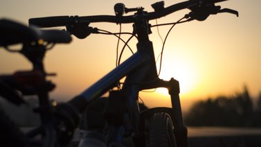 ¡Impresionante! El equilibrio de un ciclista con una carga en su cabeza
