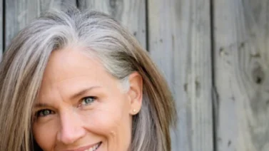 Reconcíliate con tus canas con esta tendencia innovadora