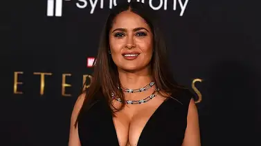 Salma Hayek sorprende a todos al posar como Dios la trajo al mundo Salma Hayek sorprende a todos al posar como Dios la trajo al mundo
