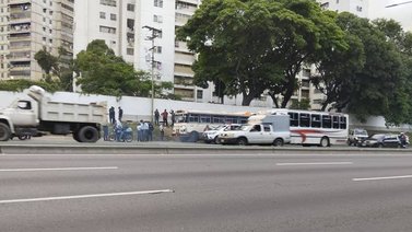 Ladrón cayó abatido mientras robaba un autobús: Un policía que iba de pasajero lo mató