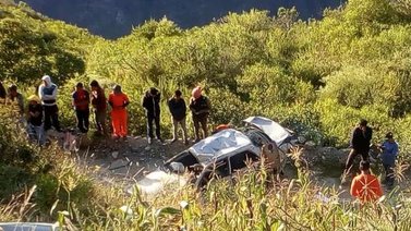 Múltiples víctimas tras caída de un vehículo a un abismo