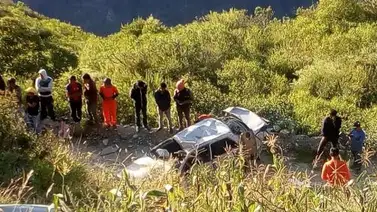 Múltiples víctimas tras caída de un vehículo a un abismo Múltiples víctimas tras caída de un vehículo a un abismo