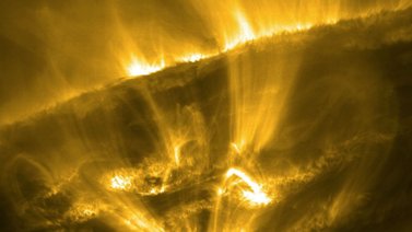 Encuentran estrellas fugases en la corona del sol
