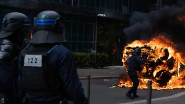 Disminuyen los disturbios en Francia: Miles de oficiales siguen en las calles