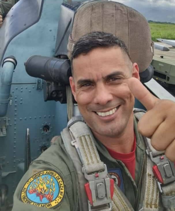 Murió uno de los pilotos de la aeronave Sukhoi siniestrada (+Foto)