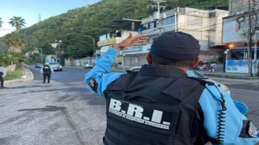 Autoridades localizan alijo de cocaína en una camioneta