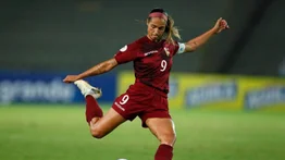 Deyna Castellanos lanzó contundente dardo a la cancha de San Salvador