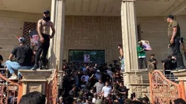 Por esta razón varias personas protestan frente a la embajada de Suecia en Bagdad