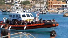 Migrantes colapsan centro de acogida en isla europea