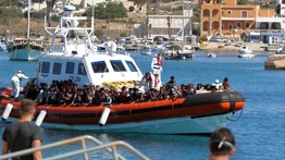 Migrantes colapsan centro de acogida en isla europea