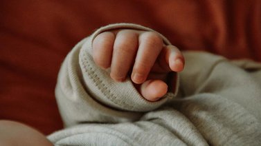 Niña de 12 años da a luz a un bebé prematuro: La criatura es hija de su padrastro, quien la violó