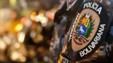 Adolescente agrede salvajemente a un anciano por orinar en la calle