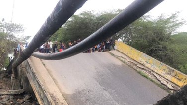 ¡Precaución! Se desplomó este puente en Higuerote (+Video)