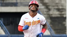 Anthony Jiménez sigue encendido y Senadores de Caracas mantiene su racha ganadora
