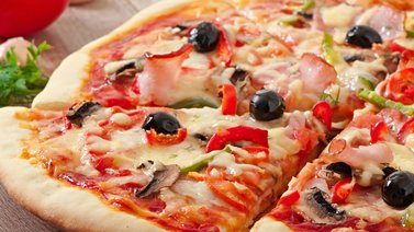 Pizza con champiñones y jamón para toda la familia