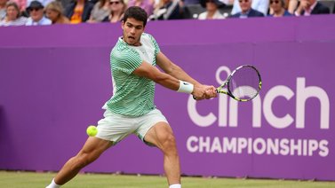 Carlos Alcaraz sufre pero avanza en Queen’s: Así se prepara para Wimbledon