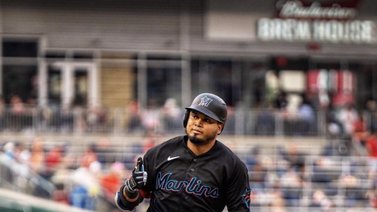 ¡No se cansa de batear! Luis Arráez hace historia en otra jornada perfecta con los Marlins