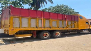 Rescatan a 129 migrantes hacinados en un camión