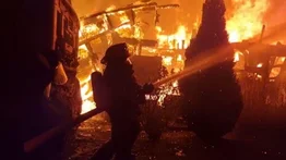 Posible ataque incendiario destruye dos cabañas de verano (+Detalles)