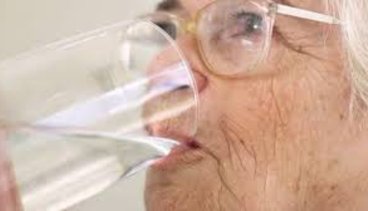 Cómo tratar la deshidratación en el adulto mayor Cómo tratar la deshidratación en el adulto mayor