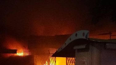Incendio en Mercado de la Hoyada arrasó con varios locales (+Fotos)