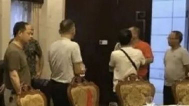 ¿Poco romántico? Hombre huyó de una cita a ciegas y la mujer lo demandó
