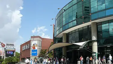 ¡Peligro! Camioneta se estrella contra las escaleras de centro comercial (+Fotos) ¡Peligro! Camioneta se estrella contra las escaleras de centro comercial (+Fotos)