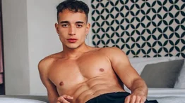 Pepe Goitia pone en duda su "hombría" con fotos XXX