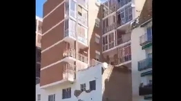 ¡Sorprendentes imágenes! Un edificio se vino abajo en zona residencial