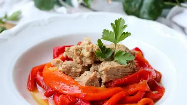 Ensalada de pimentones rojos asados y atún en conserva Ensalada de pimentones rojos asados y atún en conserva