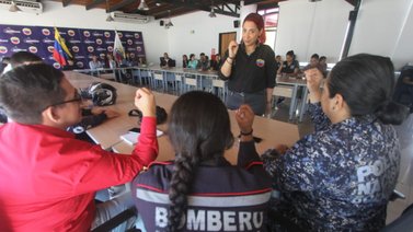 Capacitan a funcionarios de seguridad en primer curso de Lengua de Señas
