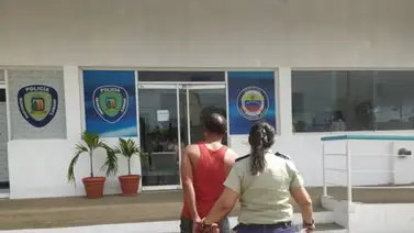 Comunidad golpea salvajemente a delincuente tras frustrar robo Comunidad golpea salvajemente a delincuente tras frustrar robo