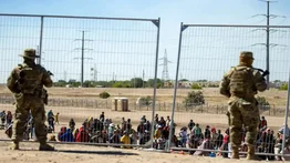 Gobernador estadounidense promulga leyes para frenar la llegada de migrantes