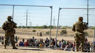 Gobernador estadounidense promulga leyes para frenar la llegada de migrantes Gobernador estadounidense promulga leyes para frenar la llegada de migrantes