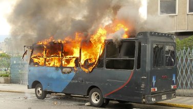 EN LLAMAS: Se incendió camioneta de pasajeros (+FOTOS)