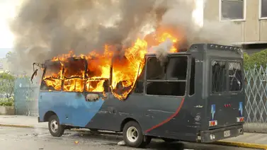 EN LLAMAS: Se incendió camioneta de pasajeros (+FOTOS) EN LLAMAS: Se incendió camioneta de pasajeros (+FOTOS)