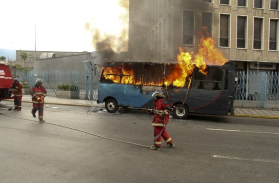 EN LLAMAS: Se incendió camioneta de pasajeros (+FOTOS) EN LLAMAS: Se incendió camioneta de pasajeros (+FOTOS)