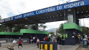¿Qué pasó?: Rollo en la frontera por prohibición de circulación de transporte público venezolano