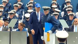 Así fue la caída de Biden frente a la Fuerza Aérea (+Video)