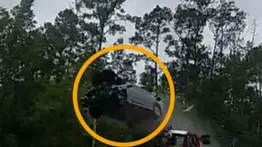 DE PELÍCULA: Mujer protagoniza insólito accidente de tránsito (+VIDEO)