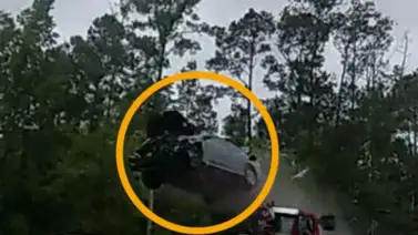 DE PELÍCULA: Mujer protagoniza insólito accidente de tránsito (+VIDEO) DE PELÍCULA: Mujer protagoniza insólito accidente de tránsito (+VIDEO)