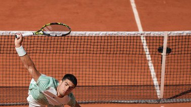 ¡Sin problemas! Carlos Alcaraz avanza en Roland Garros